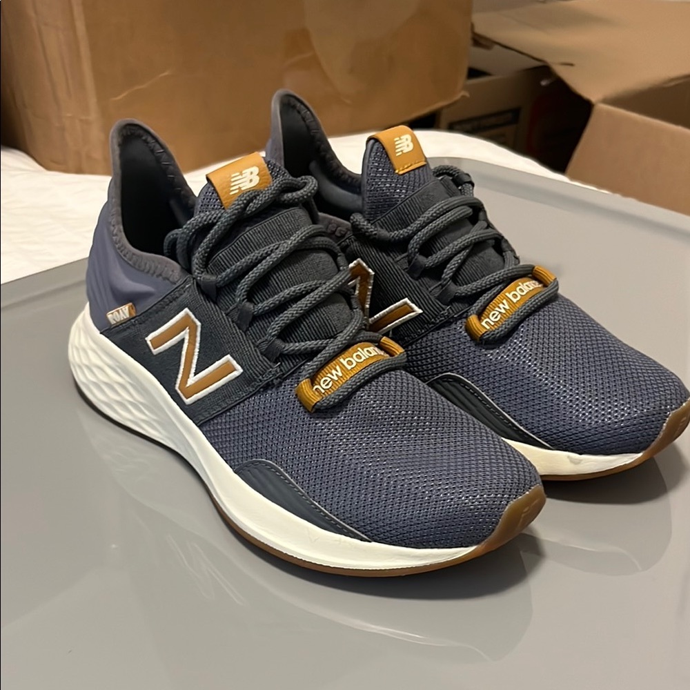 New balance ROAV sneaker